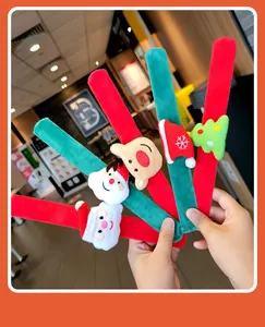 Coloridas pulseras de bofetada de felpa navideña con Papá Noel y renos para niños y niños.