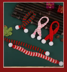 Vue détaillée de mini écharpes de Noël tricotées avec pompons aux motifs festifs variés