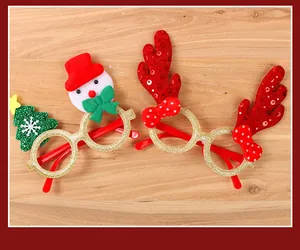 Nahaufnahme von festlichen Weihnachtsbrillen mit Schneemann- und Rentier-Motiven