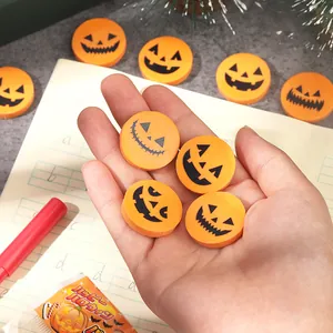 Lindas gomas de borrar con cabeza de calabaza de Halloween con divertidas expresiones para
