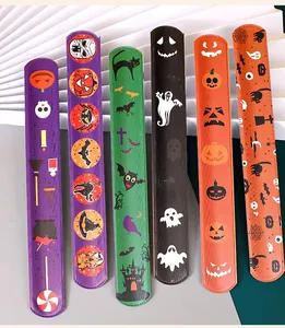 Detailweergave van zes kleurrijke Halloween slap armbanden met feestelijke spook- en pompoenpatronen