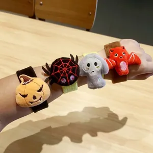 Braccialetti a scatto in peluche di Halloween con zucca, ragno, teschio e pipistrello per feste.
