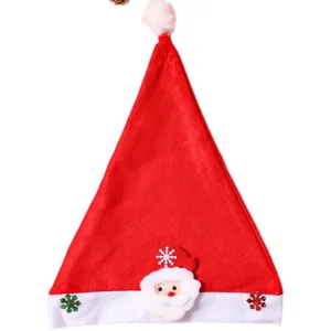 Klassische rote und weiße Weihnachtsmütze mit niedlichem Weihnachtsmann-Patch und Sternen