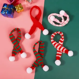 Assortiment festif de mini écharpes de Noël tricotées avec pompons blancs pour animaux