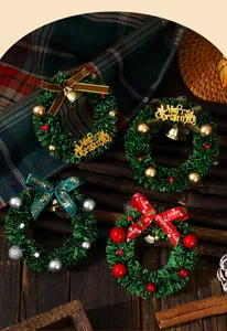 Detailansicht von vier Mini-Weihnachtskranz-Kühlschrankmagneten auf rustikalem Holz