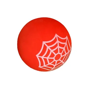 Lichtgevende rode Halloween stuiterbal met wit spinnenwebpatroon voor kinderfeestjes