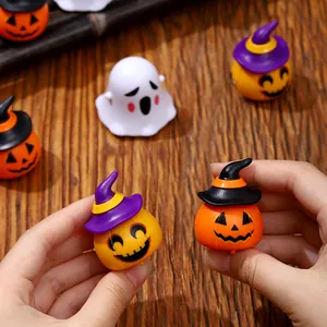 Macchinine a retrocarica fantasma e zucca di Halloween per decorazione festa