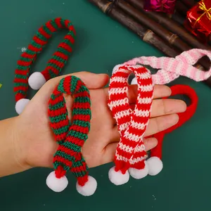 Mini écharpes de Noël tricotées pour poupées et animaux avec pompons blancs mignons.