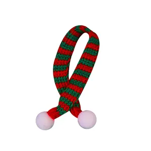 Mini écharpe de Noël tricotée à rayures rouges et vertes avec des pompons blancs