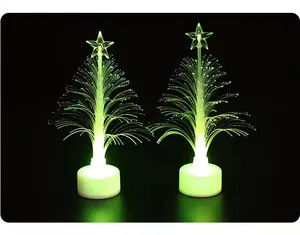 Dos mini árboles de Navidad de fibra óptica LED con estrella luminosa en fondo negro