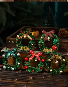 Detailansicht von fünf verschiedenen Mini-Weihnachtskränzen mit Magnetrückseite.