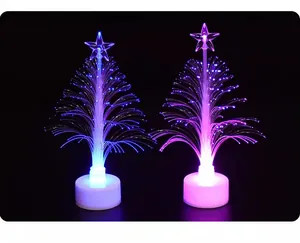Vista detallada de árboles de Navidad de fibra óptica LED con brillo de color cambiante