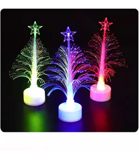 Vista detallada del efecto luminoso de tres árboles de Navidad de fibra óptica LED de colores