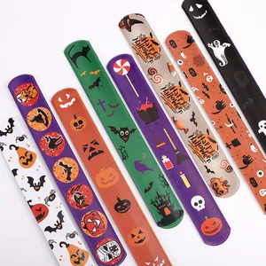 Diverse Halloween slap armbanden met pompoen-, spook- en vleermuispatronen voor feesten.