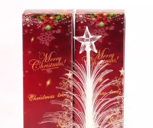 Vista detallada del árbol de Navidad de fibra óptica LED y su caja roja festiva