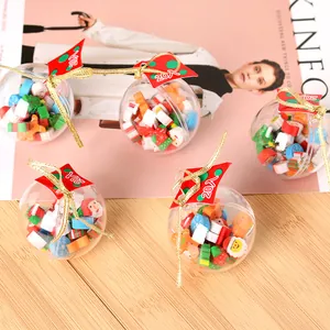 Vista detallada de mini borradores de Navidad en bolas de plástico transparentes