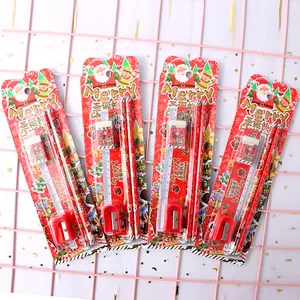 Detailansicht des Weihnachts-Schreibwarensets mit Bleistiften, Lineal und Gummi