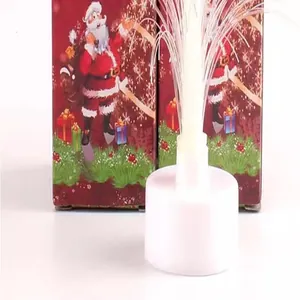 Detalle de un árbol de Navidad de fibra óptica LED blanco con su caja de regalo