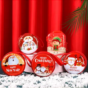 Vue détaillée de divers porte-monnaies de Noël ornés de motifs du Père Noël et de neige