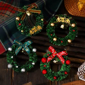 4er-Set Mini-Weihnachtskranz Kühlschrankmagnete mit Glocken und bunten Schleifen.