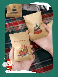 Detailansicht kleiner Kraftpapier-Weihnachtsumschläge mit schönen festlichen Motiven