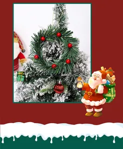 Detaillierte Makroansicht eines Mini-Weihnachtskranzes mit roten Beeren und PVC-Nadeln