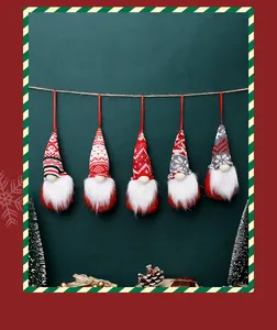 Lot de cinq ornements de gnomes de Noël en peluche suspendus sur fond vert foncé.