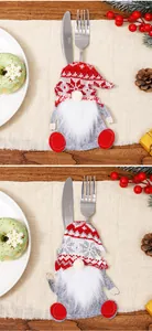 Detalle de los porta cubiertos navideños de gnomo en una mesa festiva con decoraciones