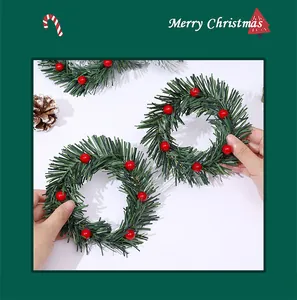 Detailansicht künstlicher Tannennadel-Serviettenringe mit roten Beeren für Weihnachten