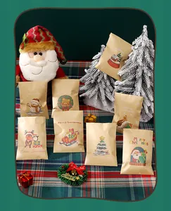 Detailansicht verschiedener dicker Kraftpapiermumschläge mit Weihnachtsmotiven für Karten