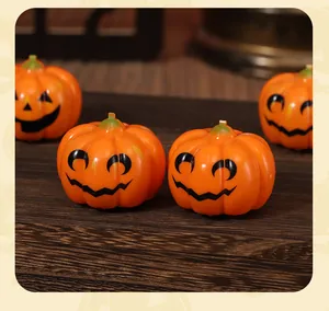 Dettaglio ravvicinato di macchinine a molla a forma di zucca arancione Halloween