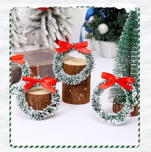 Macro-weergave van mini-kerstkransen met rode strikken op rustieke houten stronken