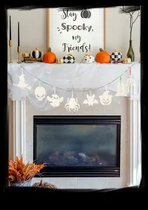 Ξύλινα διακοσμητικά Halloween DIY κρεμασμένα σε ένα εορταστικά διακοσμημένο τζάκι