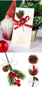 Dettaglio del bouquet di bacche di Natale con pigne e aghi per decorazioni festive