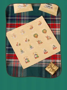 Nahaufnahme von Weihnachtsaufklebern aus Kraftpapier mit Weihnachtsmann-Motiven
