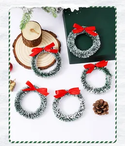 Set mini kerstkransen met rode strikken en sneeuweffect op een feestelijke achtergrond