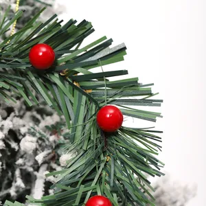 Festlicher Weihnachtskranz mit grünen PVC-Kiefernnadeln und roten Beeren im Detail