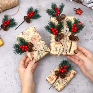 Bacche rosse e aghi di pino artificiali con pigne per decorazioni regali di Natale