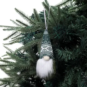 Ornement de gnome de Noël tricoté vert et blanc suspendu à un sapin festif