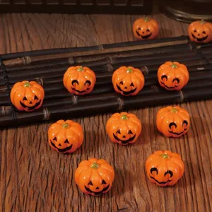 Set creativo di macchinine a retrocarica a forma di zucca su sfondo di legno scuro