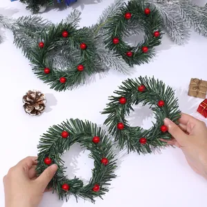 Weihnachts Minikranz mit Tannennadeln und roten Beeren für Kerzen und Serviettenringe Dekoration