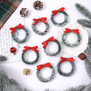 Set van acht mini kerstkransen met rode strikken en witte sneeuwvlokken decor