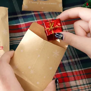 Festliche Weihnachtsumschläge aus Kraftpapier mit Schneeflockenmuster für Geschenke