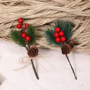 Bacche rosse di Natale fatte a mano con pigne e aghi per artigianato festivo fai-da-te