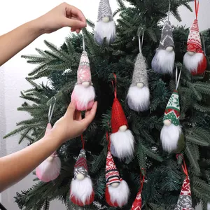 Ornements de gnomes de Noël faits main suspendus à un sapin pour la décoration festive