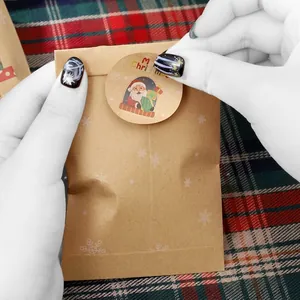 Weihnachtsumschläge aus Kraftpapier mit Merry Christmas Aufklebern für Geschenktüten