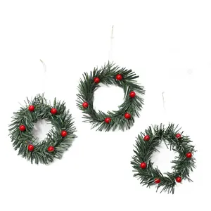Set mit drei künstlichen Weihnachtsminikränzen mit grünen Tannennadeln und Beeren