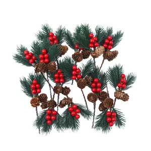 Set decorativo di rami natalizi con bacche rosse, aghi di pino e pigne per decorazioni