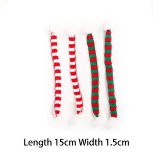 Detail van mini gebreide kerstsjaals met rood-groene strepen voor poppen decoratie