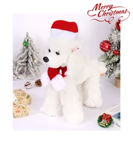 Detailansicht eines weißen Pudel-Plüschtiers mit roter Weihnachtsmütze und Schal